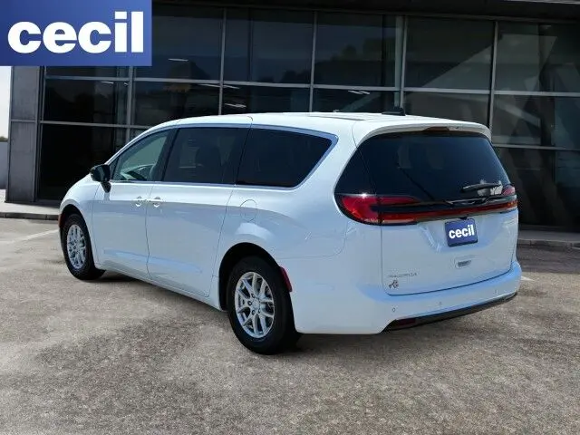 2027 Chrysler Pacifica Select photo 3