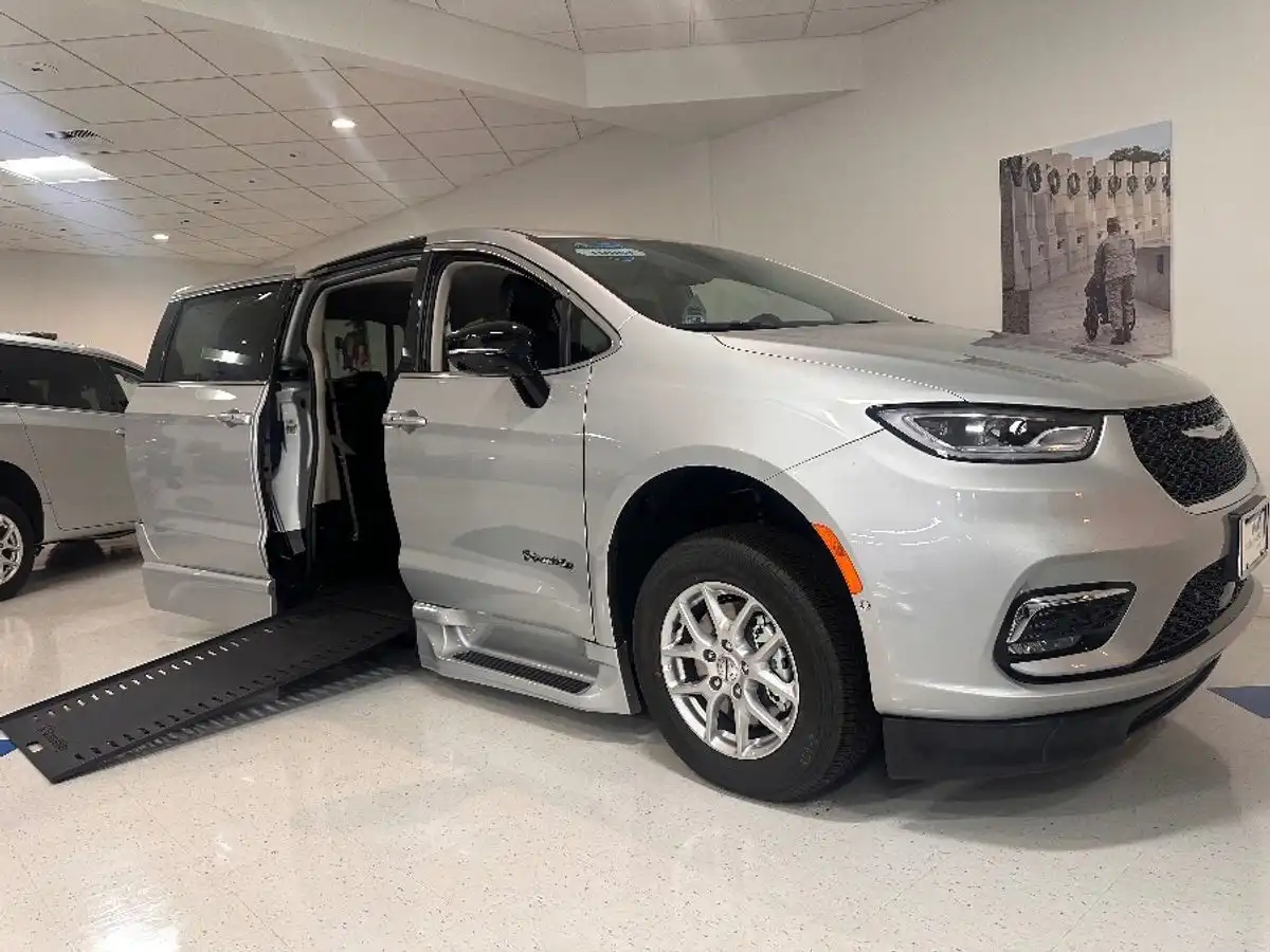 2024 Chrysler Pacifica Touring L's photo