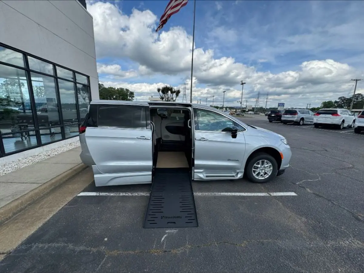 2024 Chrysler Pacifica Touring L photo 3