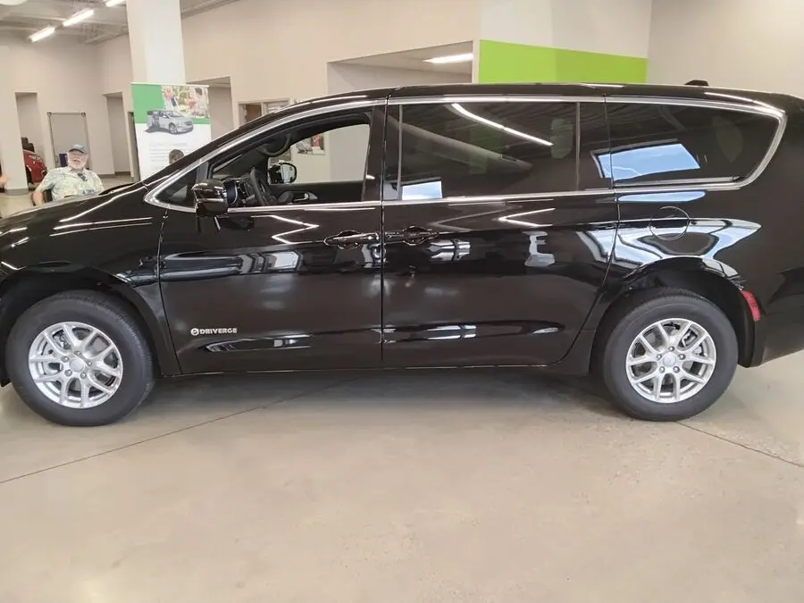 2027 Chrysler Pacifica Select photo 4