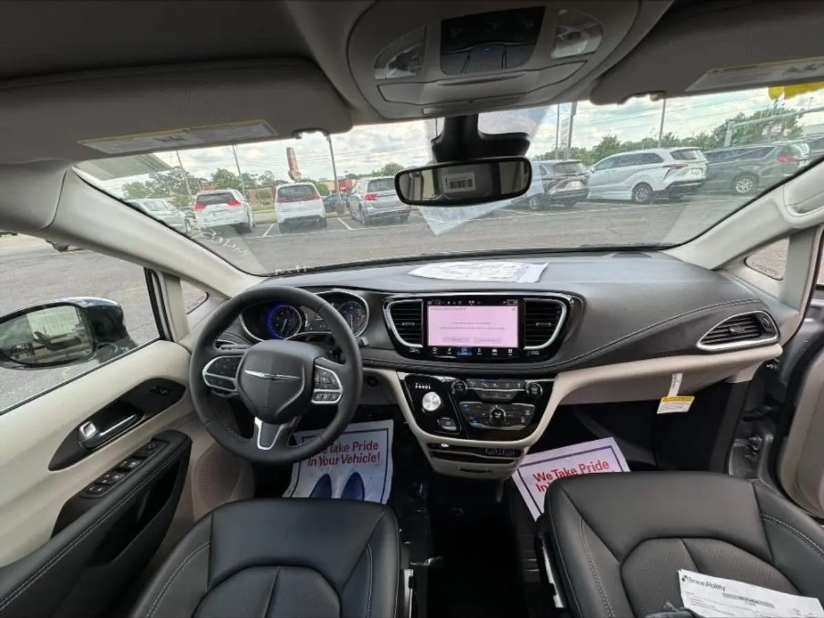 2024 Chrysler Pacifica Touring L photo 5