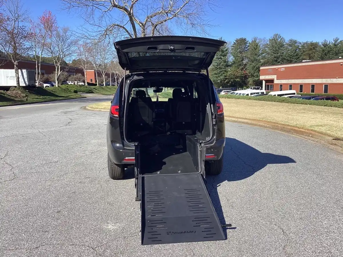 2024 Chrysler Pacifica Touring's photo