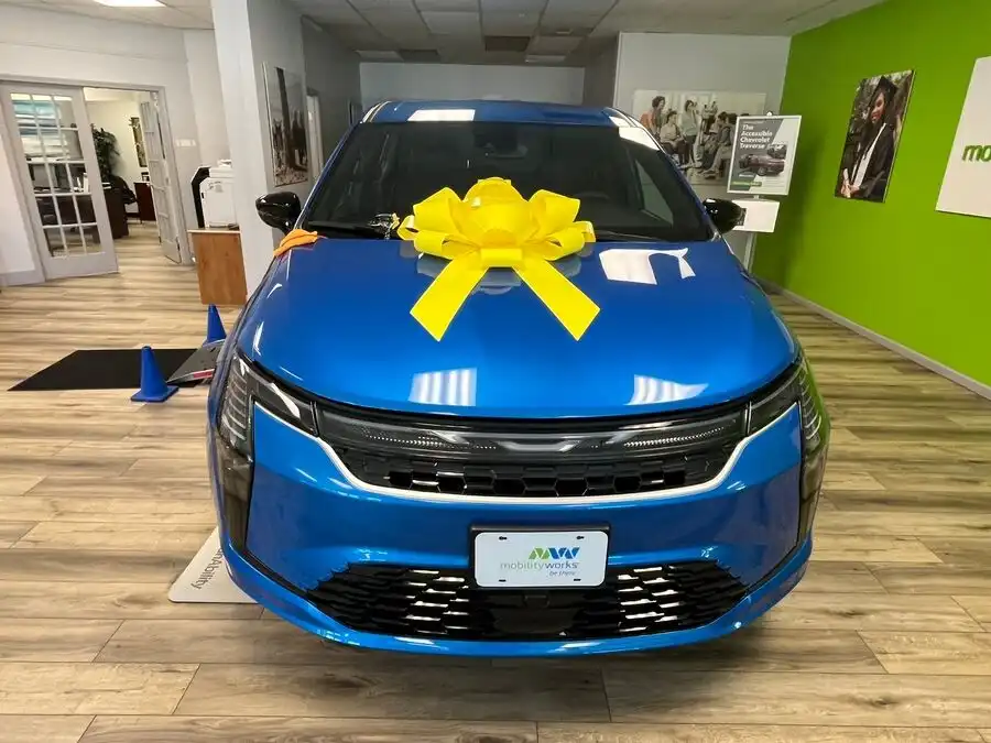 2027 Chrysler Pacifica Select's photo