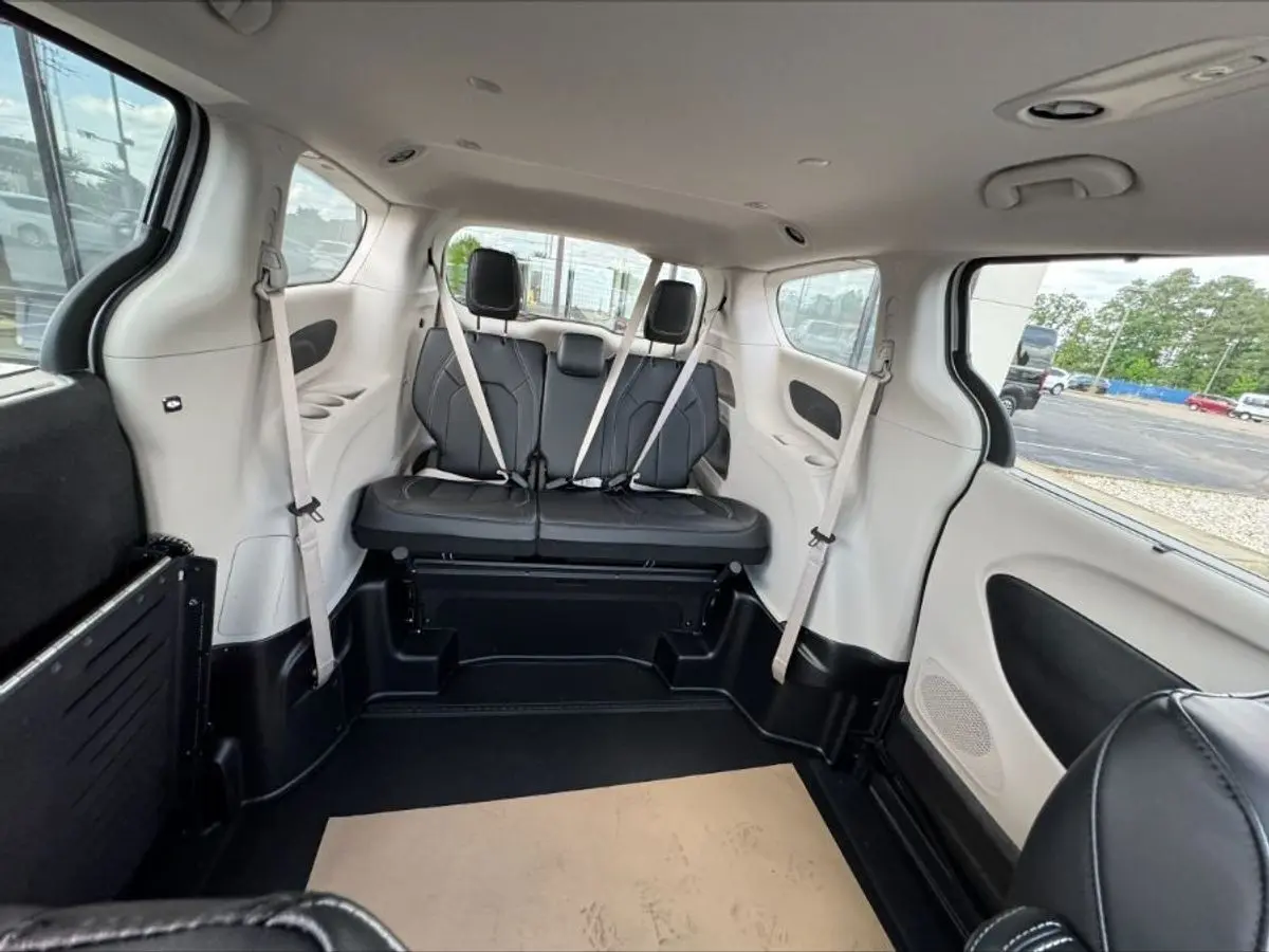 2024 Chrysler Pacifica Touring L photo 4