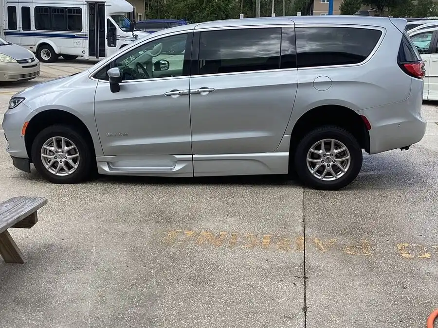 2023 Chrysler Pacifica Touring L Used 2023 Chrysler's photo