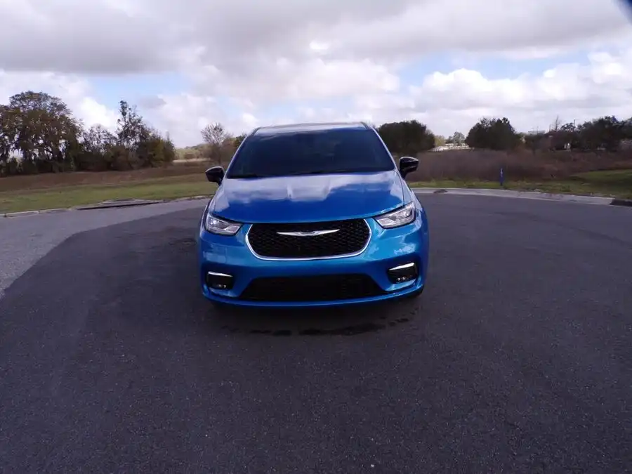2026 Chrysler Pacifica Limited's photo