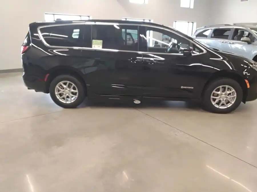 2027 Chrysler Pacifica Select's photo