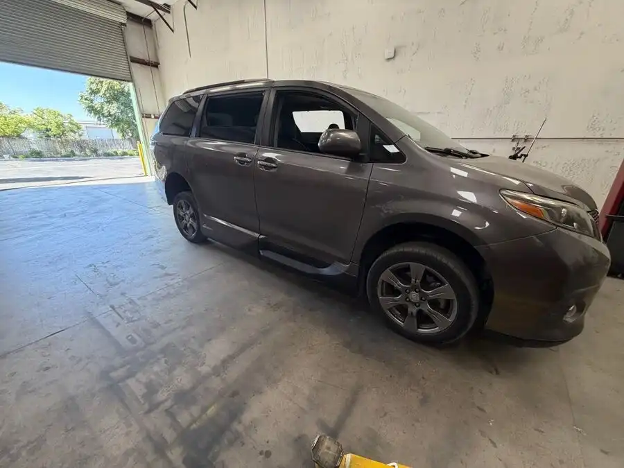 2017 Toyota Sienna SE V6 8-Passenger's photo