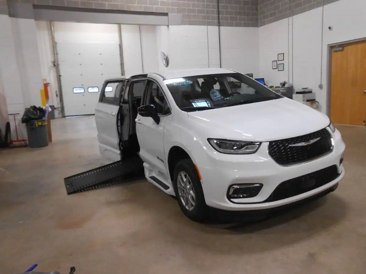 2024 Chrysler Pacifica Touring L's photo