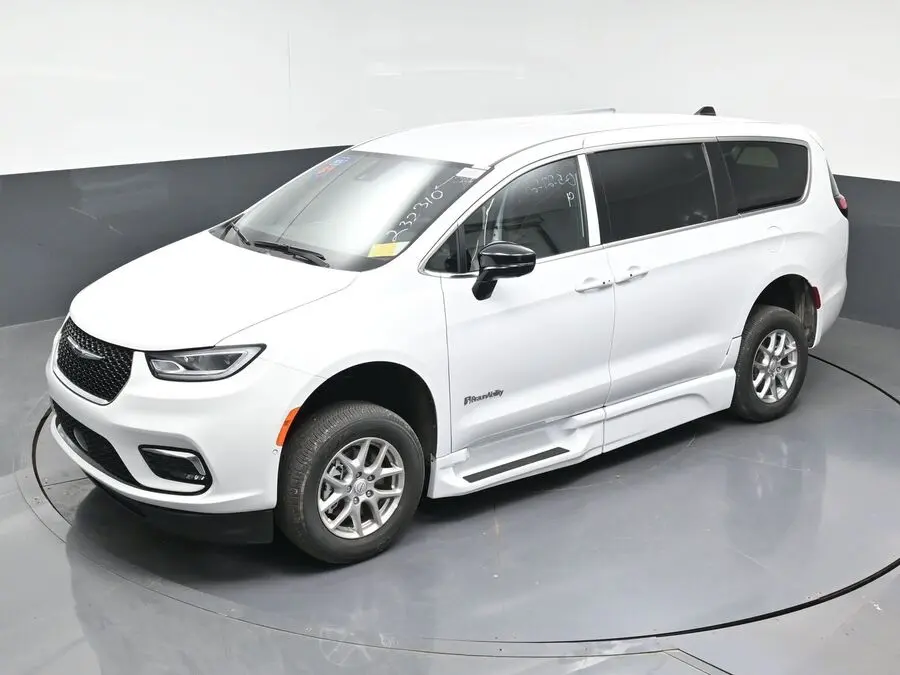 2026 Chrysler Pacifica Select photo 3