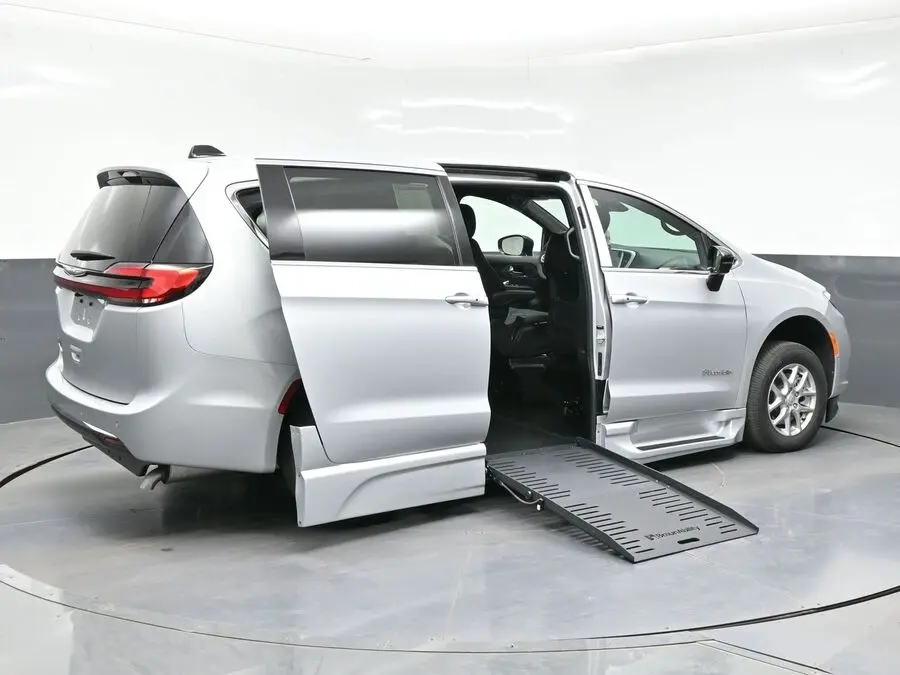 2026 Chrysler Pacifica Select photo 5