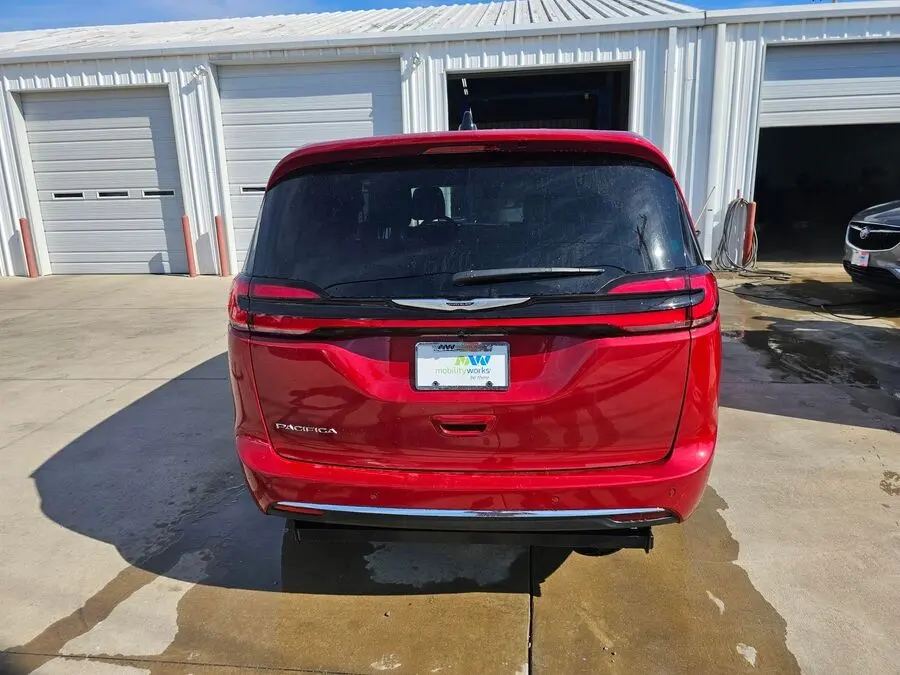 2026 Chrysler Pacifica Select photo 3