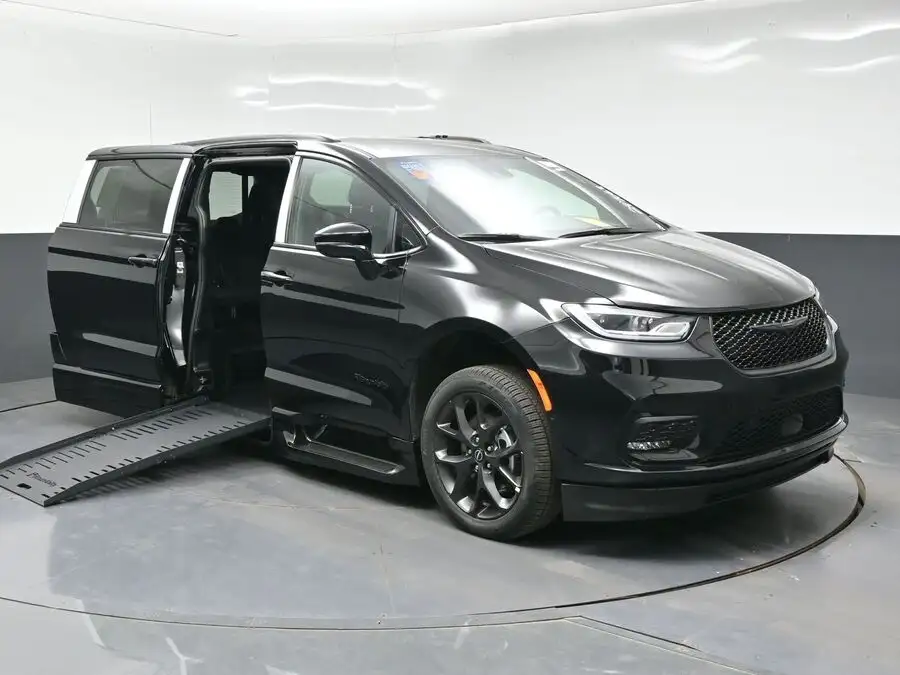 2026 Chrysler Pacifica Select's photo