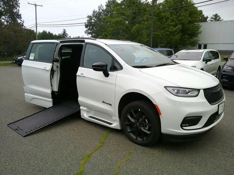 2026 Chrysler Pacifica Select's photo