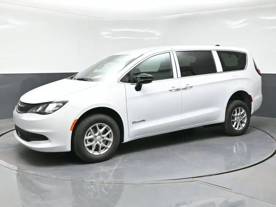 2026 Chrysler Voyager LX's photo