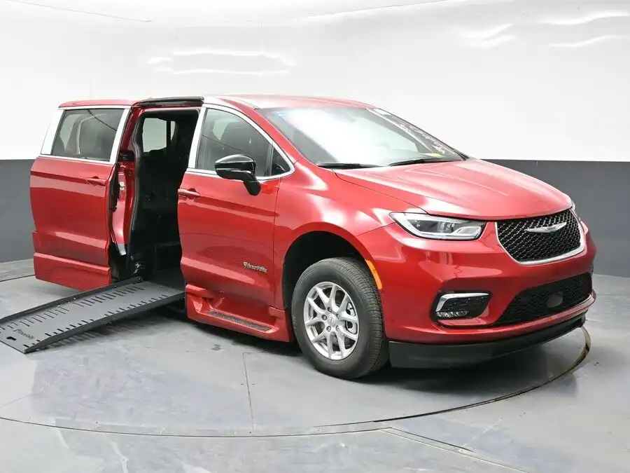 2026 Chrysler Pacifica Select's photo