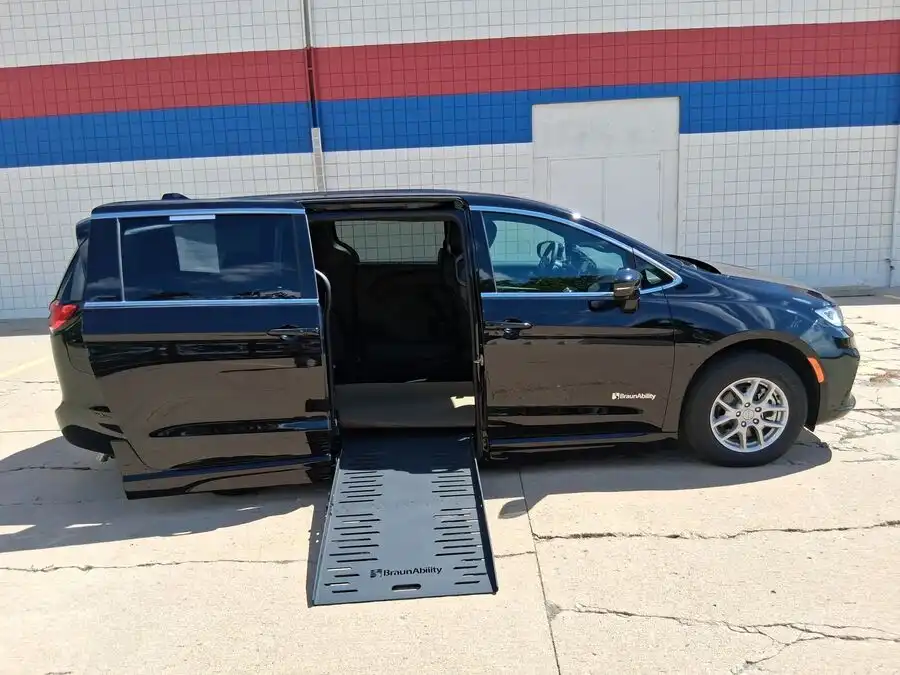 2026 Chrysler Pacifica Select's photo