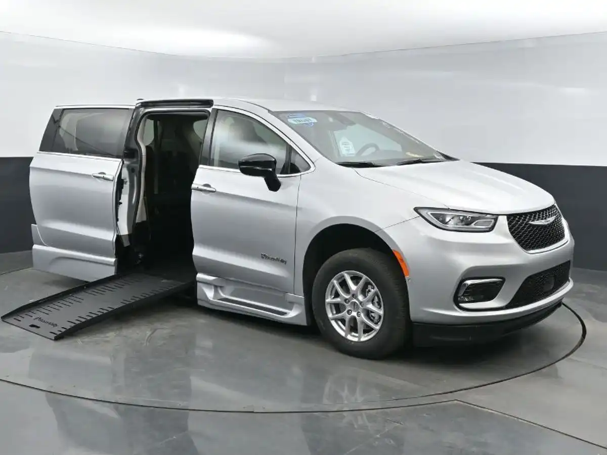 2024 Chrysler Pacifica Touring L's photo