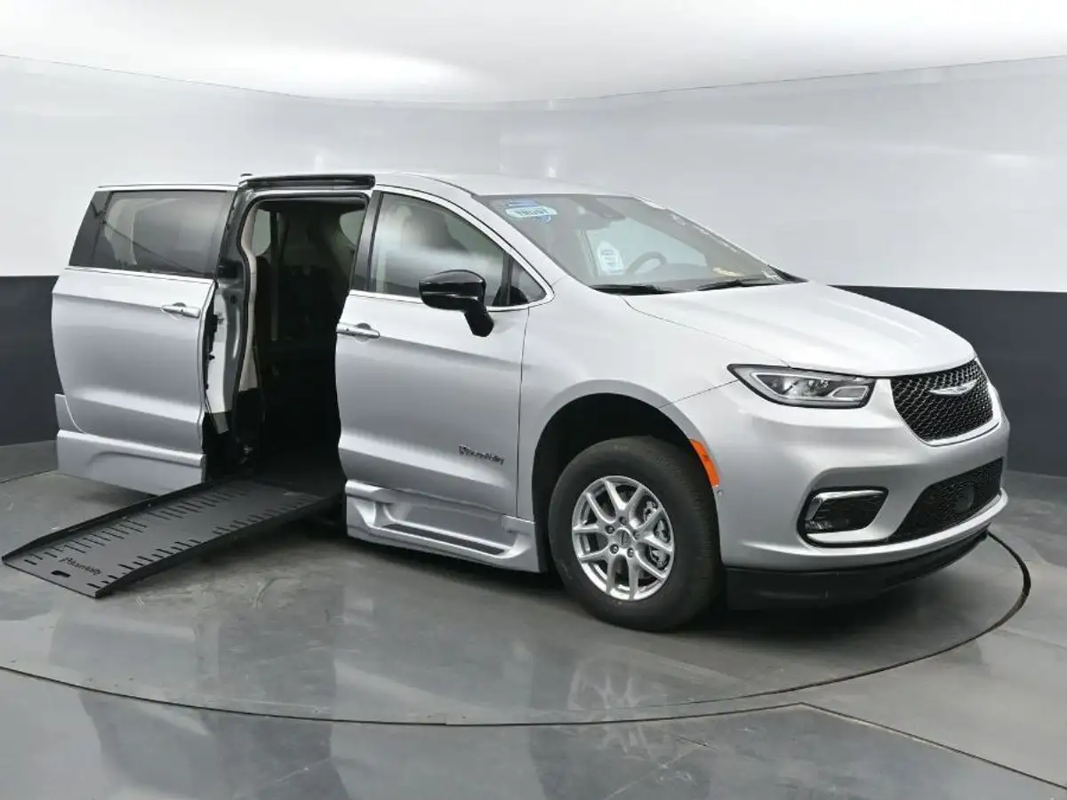 2024 Chrysler Pacifica Touring L's photo