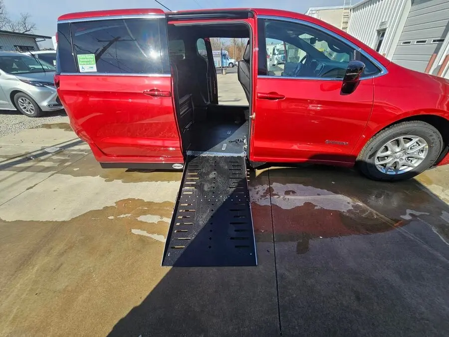 2026 Chrysler Pacifica Select photo 5