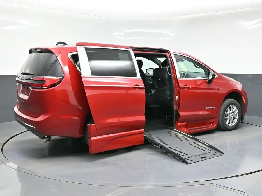2026 Chrysler Pacifica Select photo 4