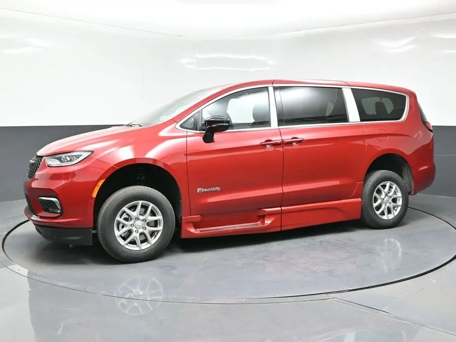 2026 Chrysler Pacifica Select photo 3