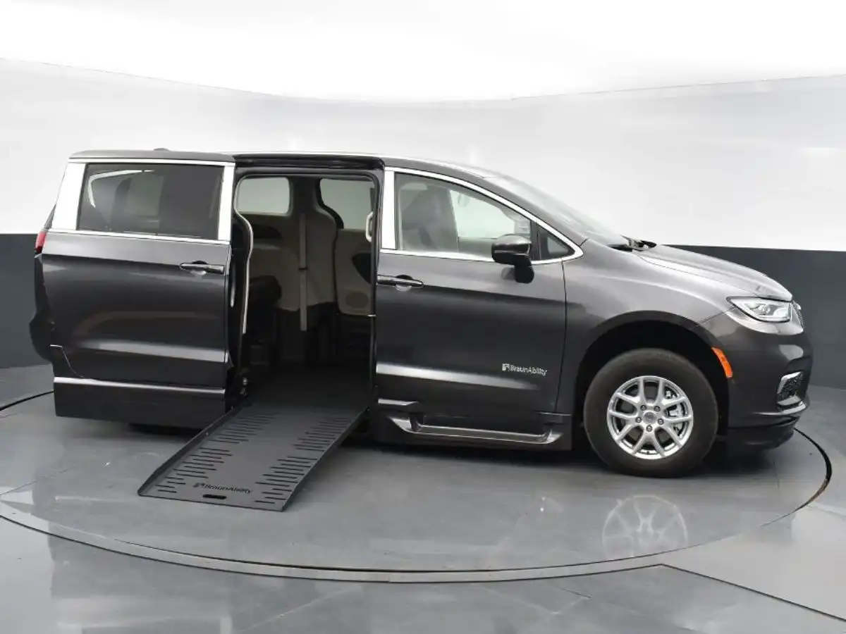 2023 Chrysler Pacifica Touring L's photo