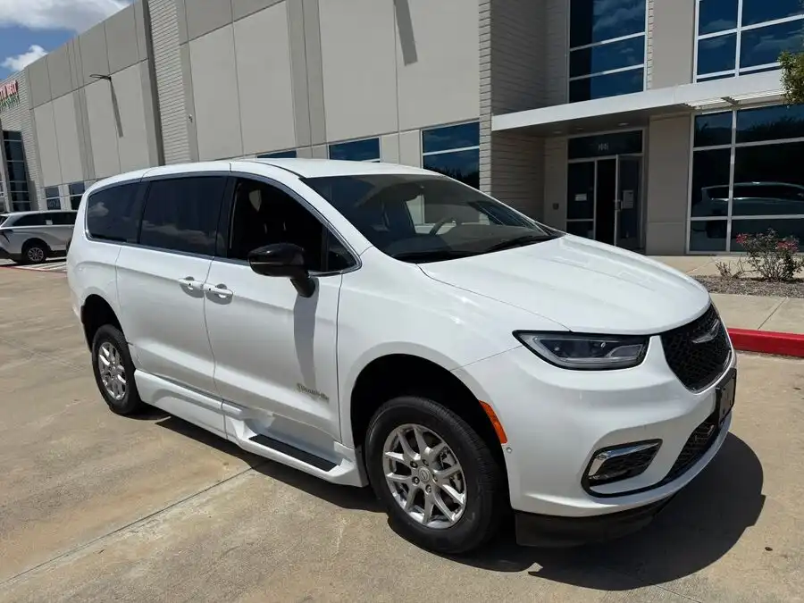 2026 Chrysler Pacifica Select's photo