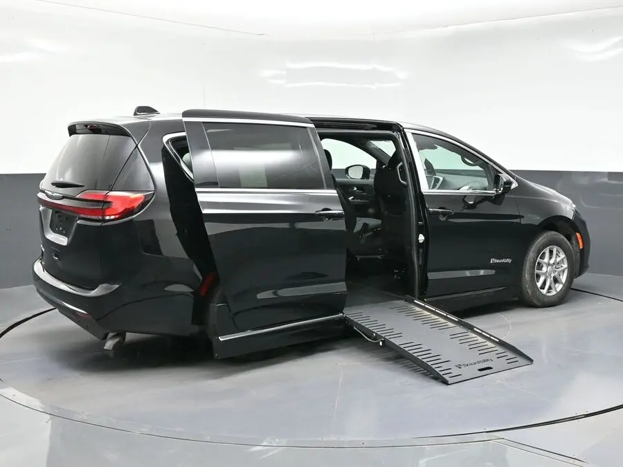 2026 Chrysler Pacifica Select photo 5