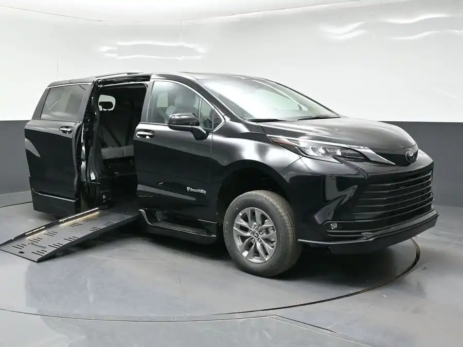 2026 Toyota Sienna XLE 7-Passenger Hybrid FWD's photo