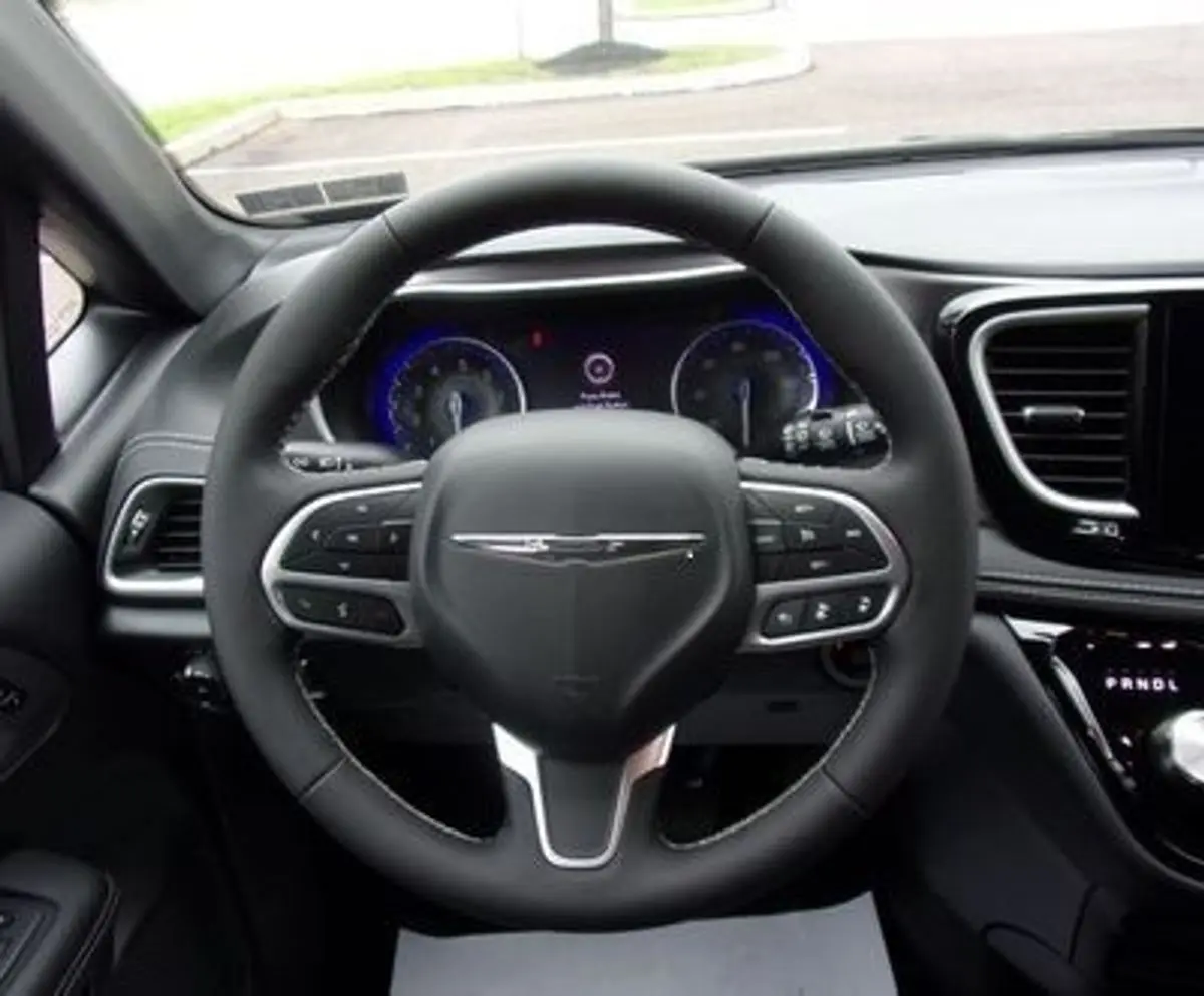 2025 Chrysler Pacifica Select photo 5