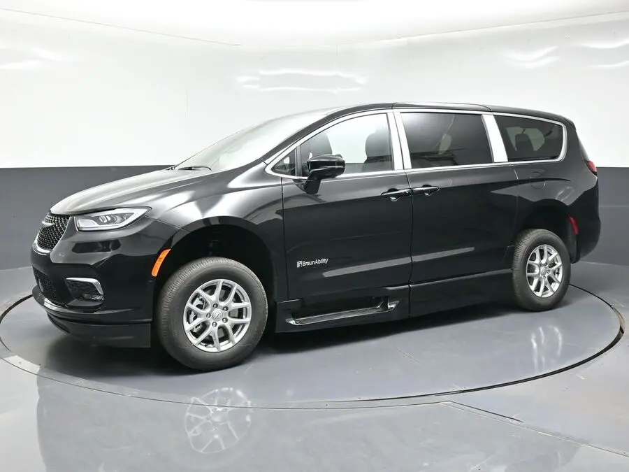 2026 Chrysler Pacifica Select photo 3