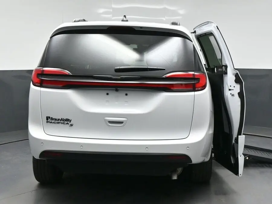 2026 Chrysler Pacifica Select photo 4