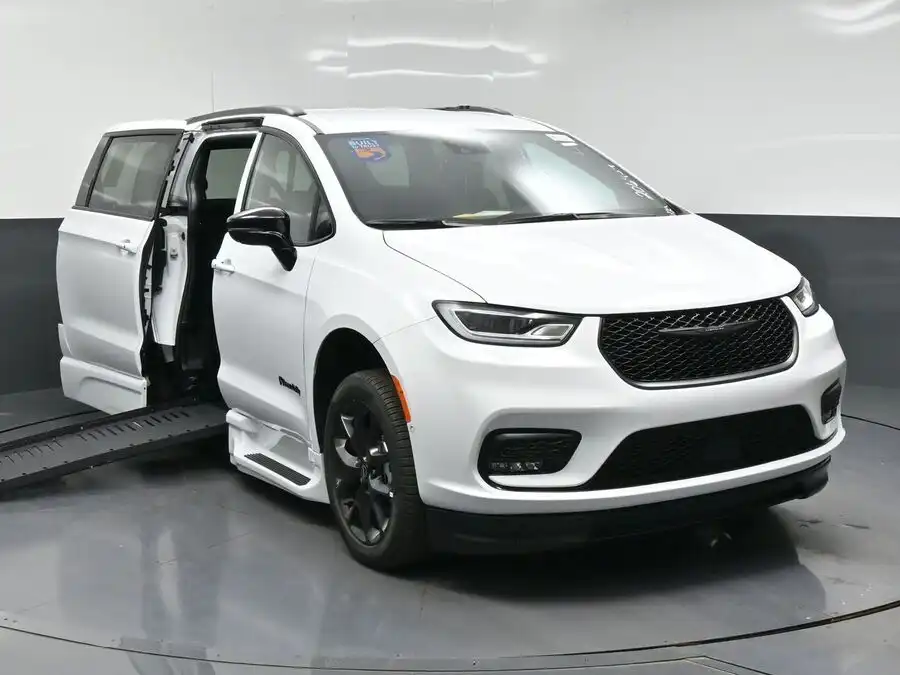 2026 Chrysler Pacifica Select's photo