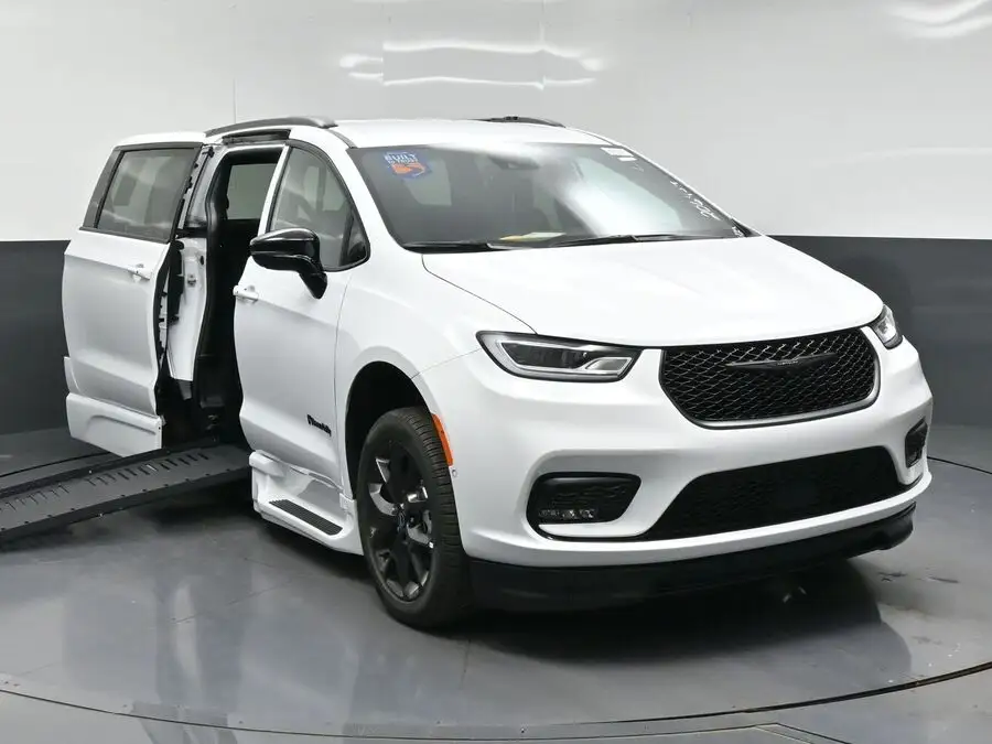 2026 Chrysler Pacifica Select photo 1