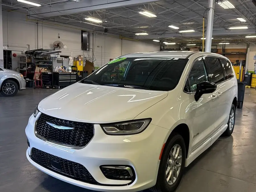 2026 Chrysler Pacifica Select photo 3