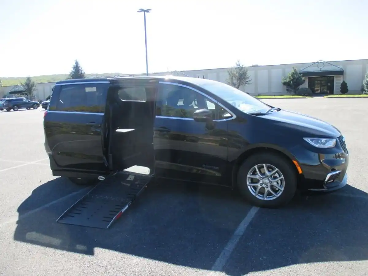 2026 Chrysler Pacifica Select's photo
