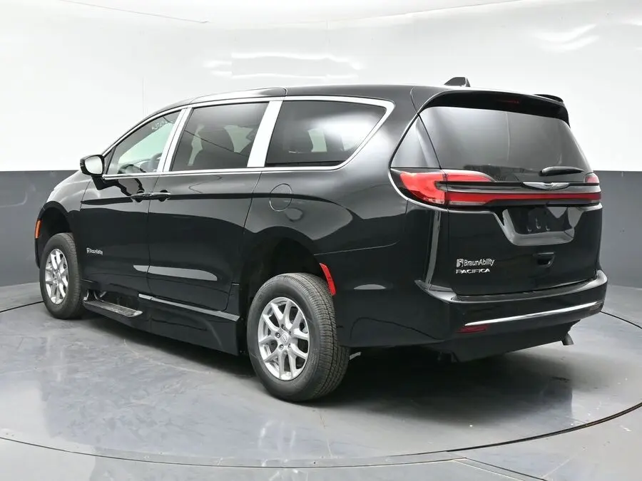 2026 Chrysler Pacifica Select photo 5