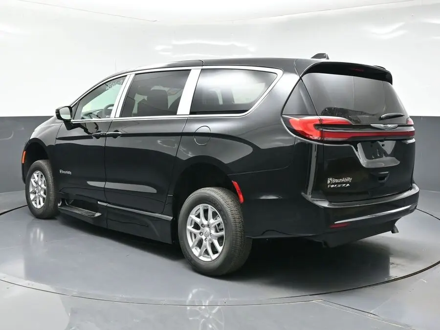 2026 Chrysler Pacifica Select photo 5