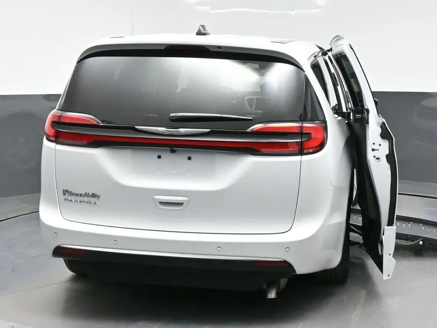 2026 Chrysler Pacifica Select photo 4