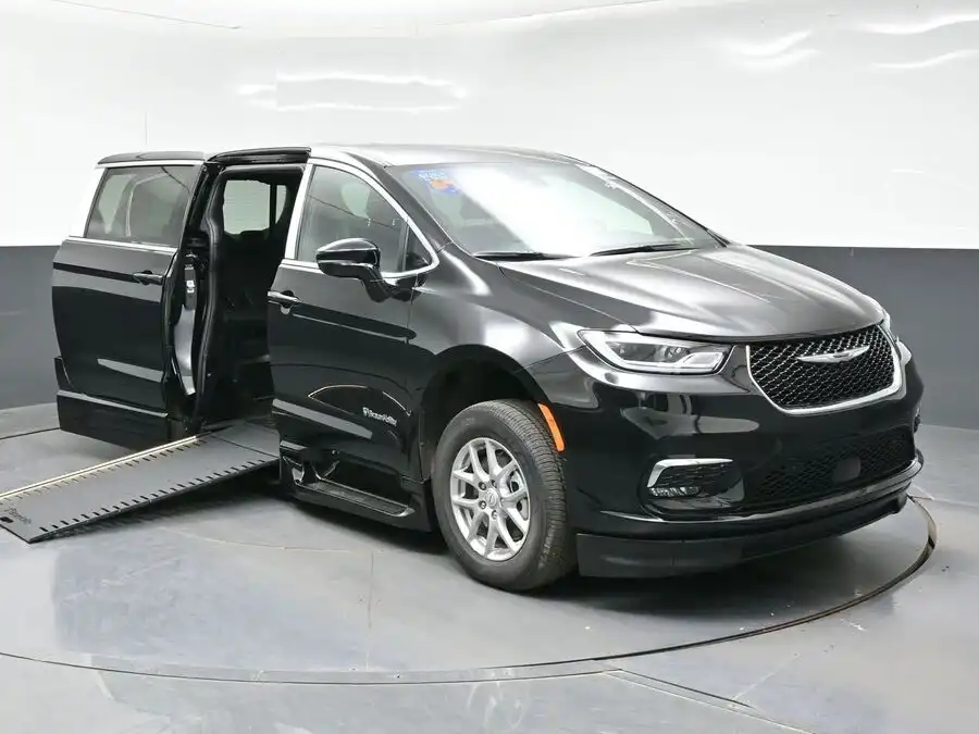 2026 Chrysler Pacifica Select's photo