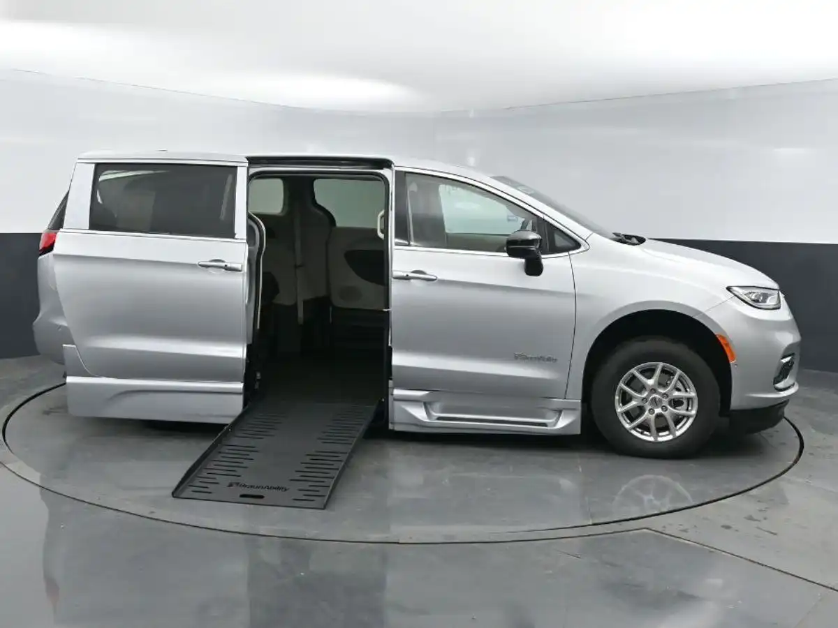 2024 Chrysler Pacifica Touring L's photo