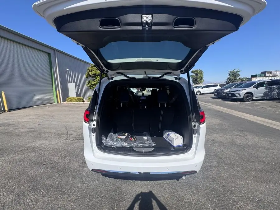 2026 Chrysler Pacifica Select photo 4