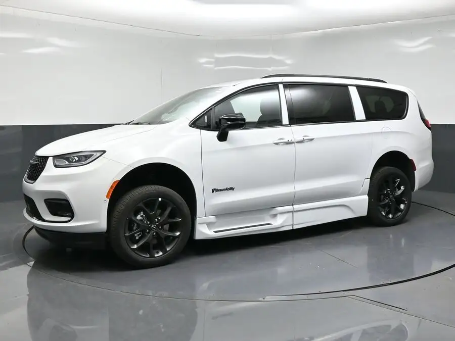 2026 Chrysler Pacifica Select photo 1