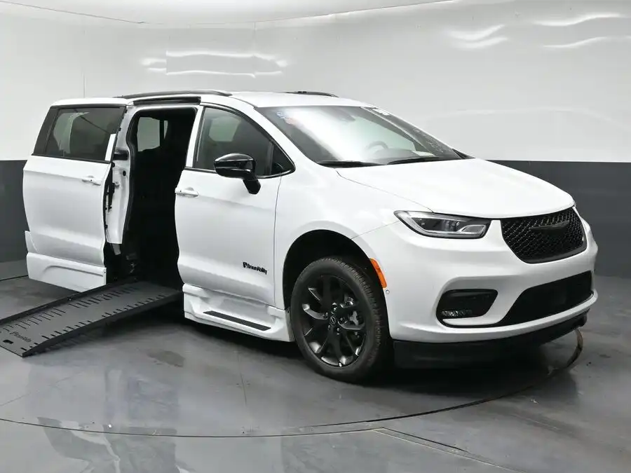 2026 Chrysler Pacifica Select's photo