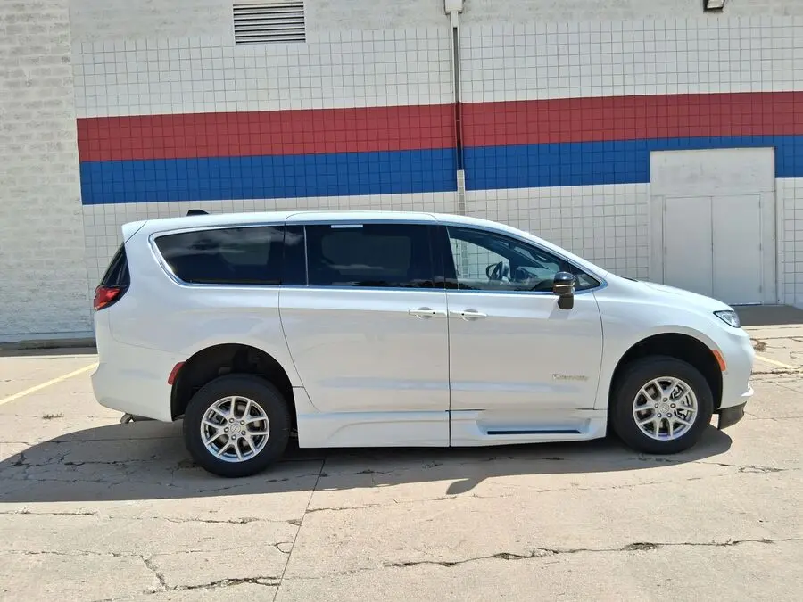 2026 Chrysler Pacifica Select photo 4