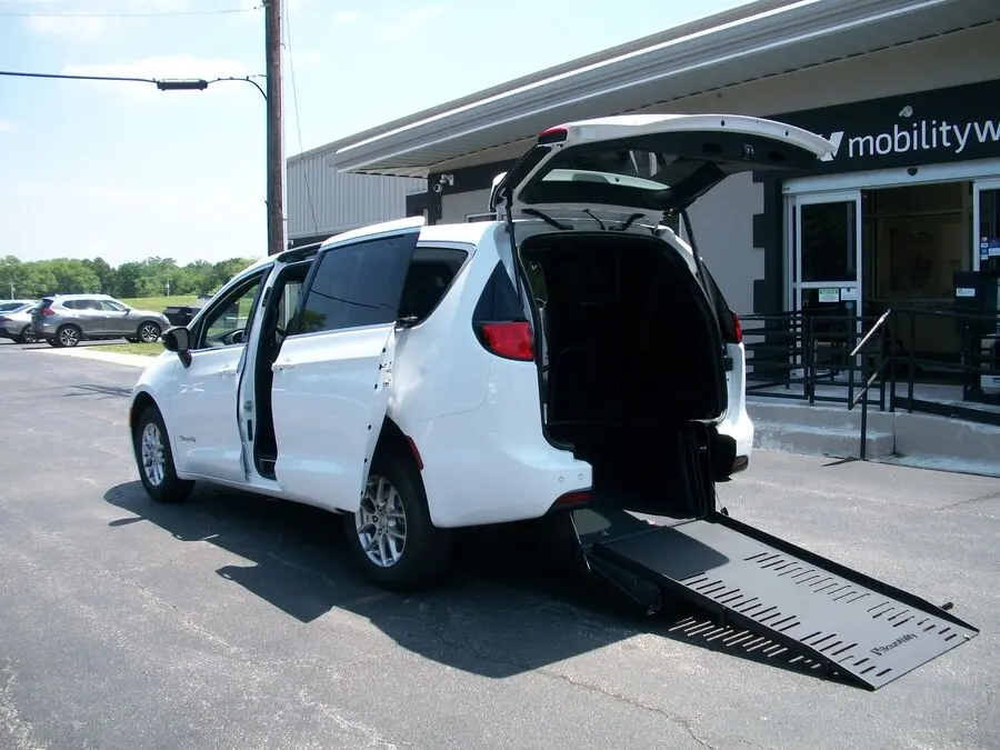 2026 Chrysler Voyager LX photo 3