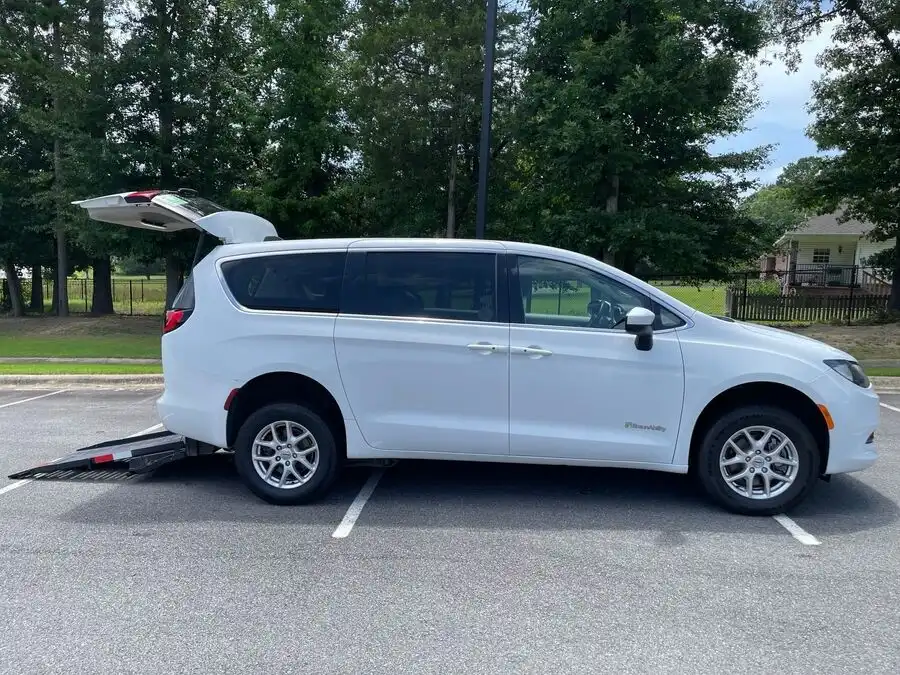 2023 Chrysler Voyager LX's photo