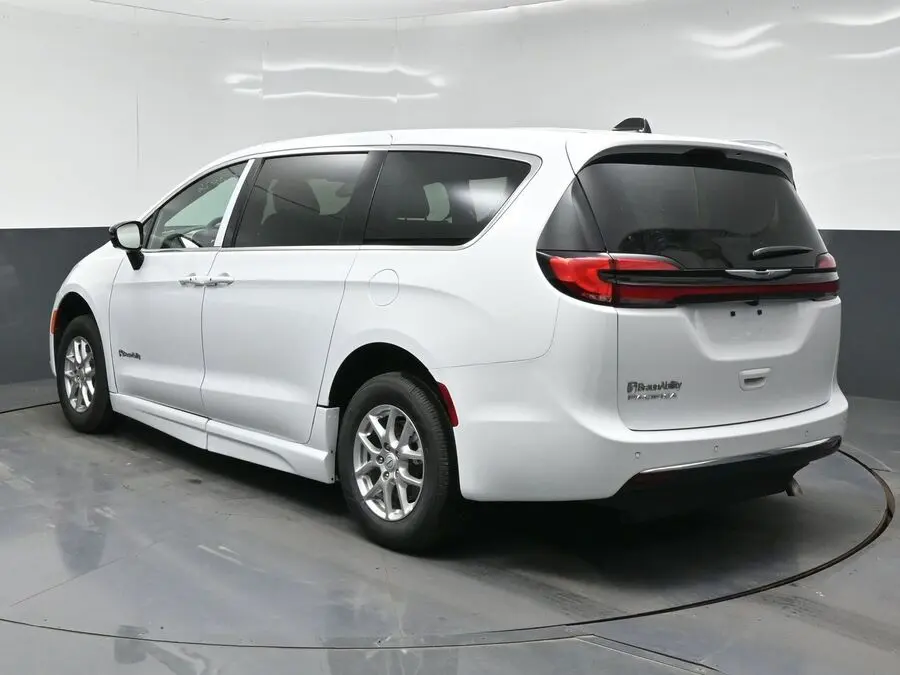 2026 Chrysler Pacifica Select photo 5