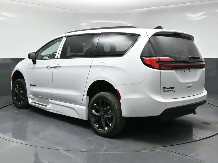 2026 Chrysler Pacifica Select photo 3